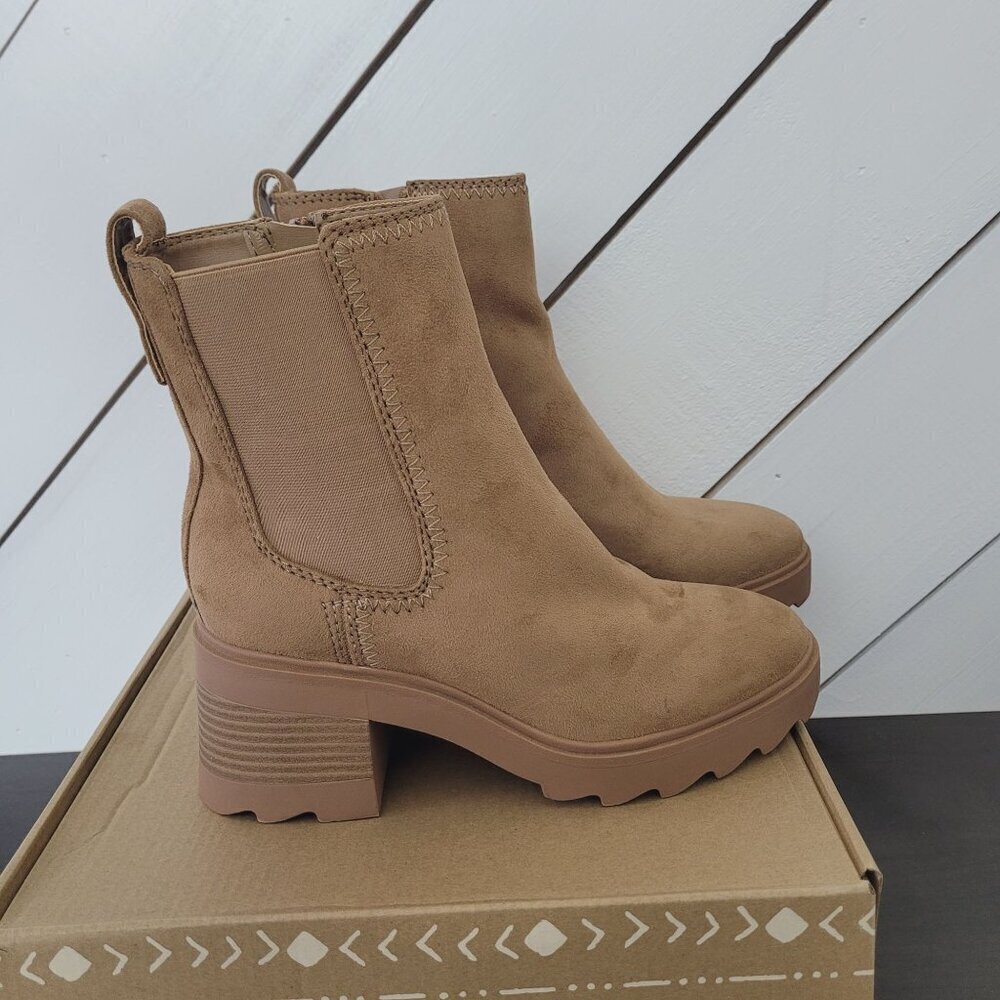 NWT Zodiac Teresa-Chelsea Womens 7M Tan Faux Suede Chunky Heel Ankle Boots - Picture 1 of 9
